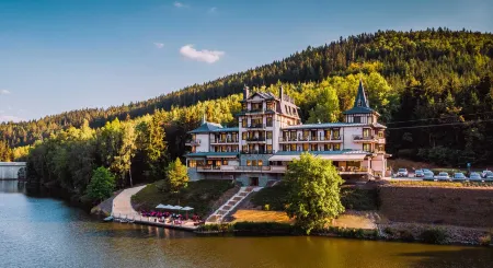 Retro Riverside Wellness Resort Отели в г. Karlovy Vary District