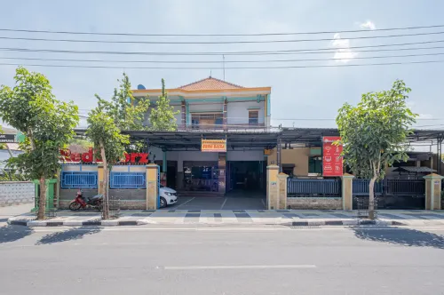 RedDoorz Syariah Near Alun-Alun Bojonegoro