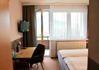 Hotel Carolaruh فنادق في Erlbach
