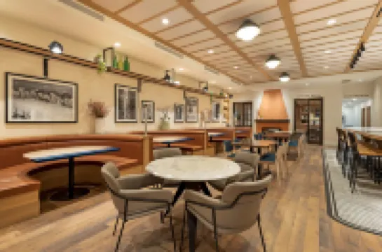 Best Western Plus Baker Street Inn  Convention Centre