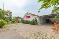 RedDoorz Syariah near Alun Alun Ciledug Cirebon Hotel dekat Indomaret 24 Jam Ketanggungan