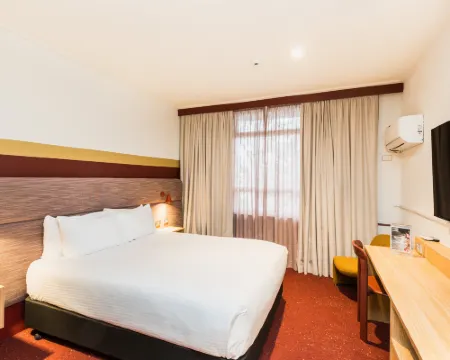 Statesman Hotel Hotels in Phillip
