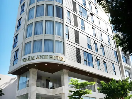 La Beach Hotel