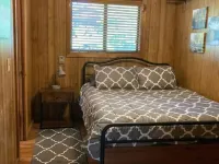 Cozy Creek Cabin: 1-Bedroom Cabin next to Pipestem Resort Hotels in Bluestone River