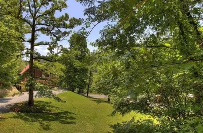 Fabulous Log Cabin on 1 acre, in the Mountains! Pigeon Forge & Gatlinburg! Hotels near Elkmont Ghost Town