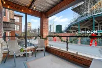 Wrigley Field Views & Cubs Vibes – Stay Across the Street!