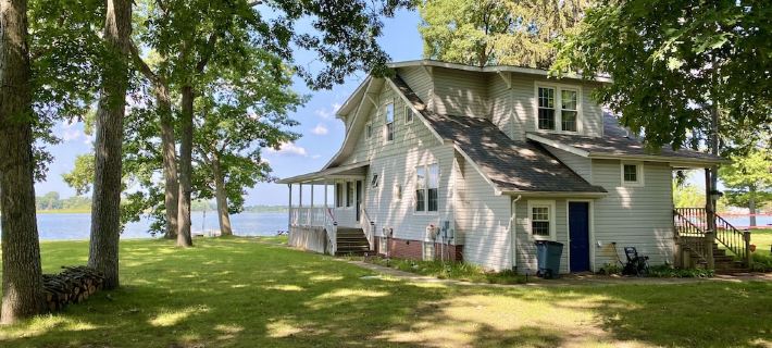 Grey Wolf Family Style Cottage on Wolf Lake Waterfront Hotels in Jackson County