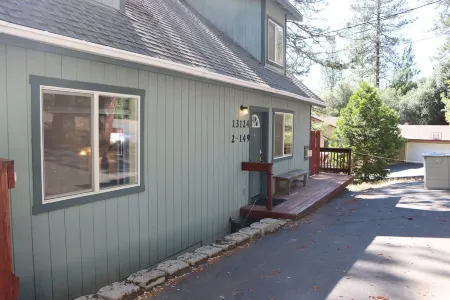 Sierra Breeze, 25 Miles From Yosemite National Park! Отели рядом с достопримечательностью «Groveland Yosemite Gateway Museum»