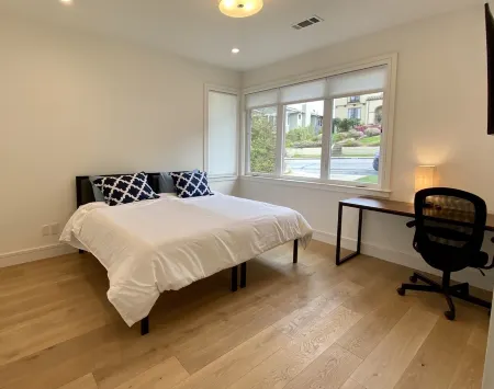 8 BR 8 bath, Great for Groups/Retreats, Complete New Renovation, Walk Downtown Отели рядом с достопримечательностью «Публичная библиотека СанМатео»