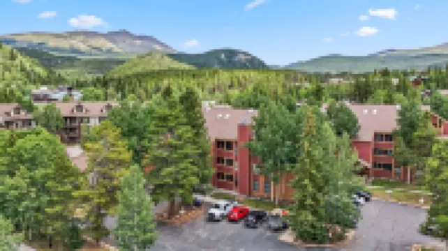 Spacious 2bd 2bth+den. Walk to slopes & Main St!