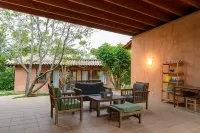 Charming country cottage in quiet village inland Costa Brava. Pool, barbecue