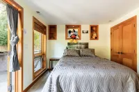 Beautiful Oasis on Lake Washington and Seward Park! Pool and Hottub ⭐️ Hotell i Seward Park