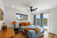 Mid Century Modern home in the boulders. Amazing views. 1.4 miles from downtown.