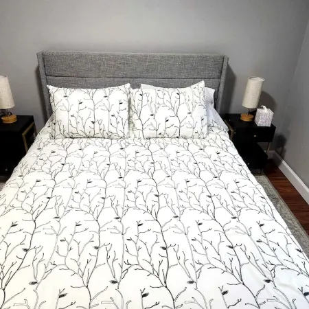 Cozy second floor unit in the heart of Downtown Charlevoix, 1BR / 1BA sleeps 4