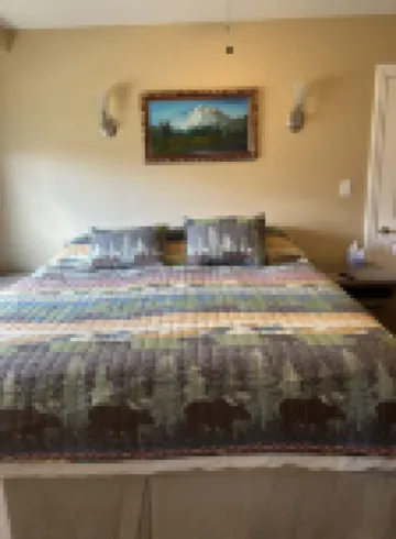 Listen to the Wind River 酒店