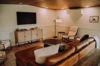 Stylish & Cozy Home - Newly Renovated