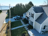 Cozy Cottage w/Lighthouse Views - Private Beach - Dedicated Office Hotel dekat New London Harbor Lighthouse