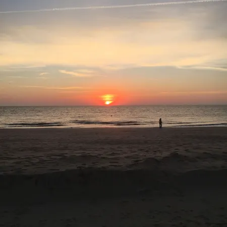 Buckroe Beach Home with King Bed, Grill, Games and 5 min Walk to Beach…Sleeps 8.