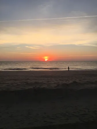 Buckroe Beach Home with King Bed, Grill, Games and 5 min Walk to Beach…Sleeps 8.