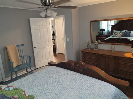 POLLY'S PARADISE...Close to caves and lakes. Luxurious, clean, beautiful!