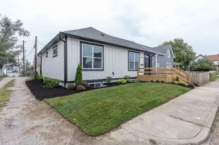 Modern & Cozy Haven ~ Close to Downtown!