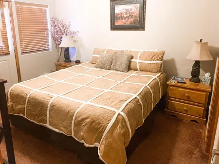 Gorgeous 2BR/2BA with Stunning Views and Great Location Отели в г. Шоу Лоу