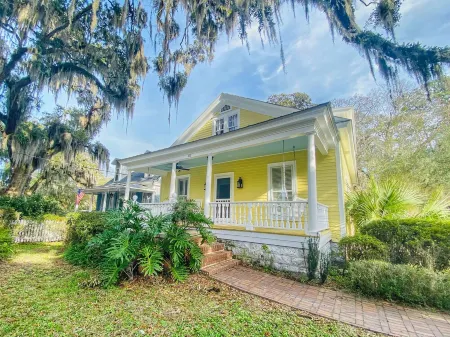 Savannah Slumbers Cottage - circa 1900 FIVE Bedroom on Savannah’s Isle of Hope