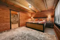 Luxury,Log Cabin 65AC. of Private Forest, Trails,Sauna,Hot-Tub. Baughman Park.