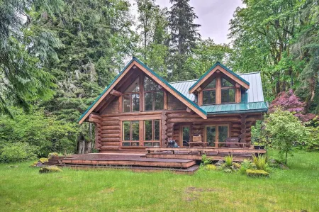River frontage, luxurious Log Cabin near Steven's Pass Ski Resort on 1 acre.