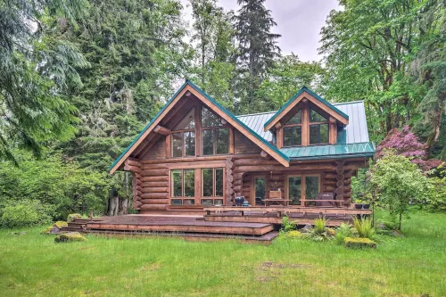 River frontage, luxurious Log Cabin near Steven's Pass Ski Resort on 1 acre.