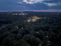 Spacious 6 bedroom house in GVL with Game Room, 2 Living Rooms, 3 King Beds Hotels in Wade Hampton