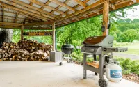 Cozy Bourbon Country Cabin with HOT TUB and Fire Pit on Brashears Creek