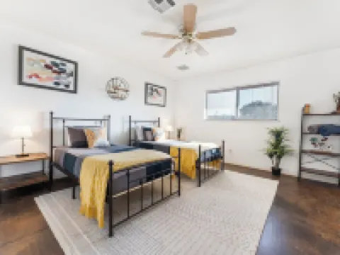 Desert Ruby: Stargaze, Spacious, Hot Tub, Fire pit, Fenced, Pet Friendly Hotels in Yucca Valley