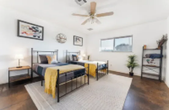 Desert Ruby: Stargaze, Spacious, Hot Tub, Fire pit, Fenced, Pet Friendly