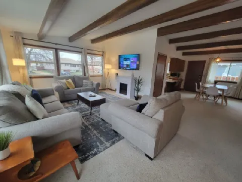 The Gwen // Charming 2-bedroom upstairs apartment in quiet duplex Hotels in 