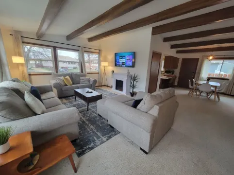 The Gwen // Charming 2-bedroom upstairs apartment in quiet duplex