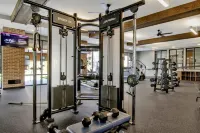 Modern 1BR APT in DT with Infinity Pool & Sauna 위치타 호텔