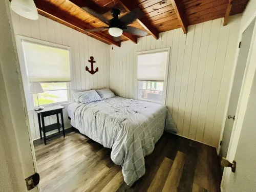 Lake Front Cabin W/ Screened-in Porch and personal dock - Close for Auburn games - Chalets