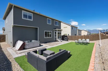 Family-sized Scandinavia Colorado Retreat - 6BR & Hot Tub. Отели в г. Колорадо-Спрингс