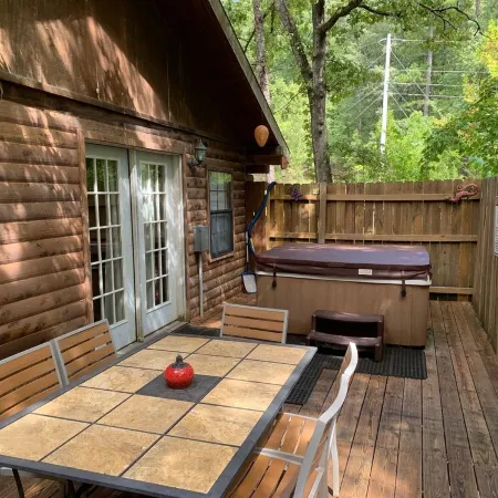 Beautiful Log Cabin. Sleeps 2-8. Reds Landing Boat Ramp .5 mi Away. A+ Fishing.