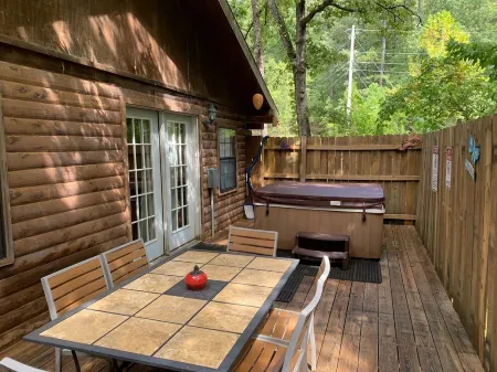 Beautiful Log Cabin. Sleeps 2-8. Reds Landing Boat Ramp .5 mi Away. A+ Fishing.