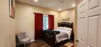 Great for weekend Getaway-Cozy 2 bedroom home 4 blocks from the beach.