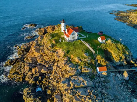 NUBBLE LIGHT VIEWS Отели рядом с достопримечательностью «Лонг Сандс Бич»