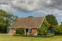 Quiet holiday home in beautiful, secluded 3/4 acre garden. Hotel a Melton Constable