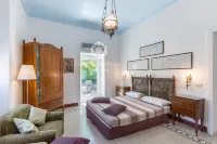 Villa for 12/14 people garden, pool, bbq, 100 meters from the sea, A / C, wi-fi Hotels in Donnalucata