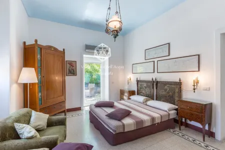 Villa for 12/14 people garden, pool, bbq, 100 meters from the sea, A / C, wi-fi