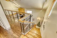 Modern Chalet, 2 Acre lot, HOT TUB and NEW OUTDOOR FIREPIT Hotels in Mansfield