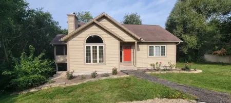 Rustic with a modern twist 3 bdr/3.5 bath chalet