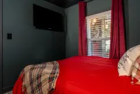 Cozy 2 BR bungalow, moody design, walk to square