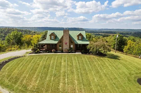 Pet + Family Friendly, 4 mins to Golf, on the Bourbon Trail, & close to the Ark!